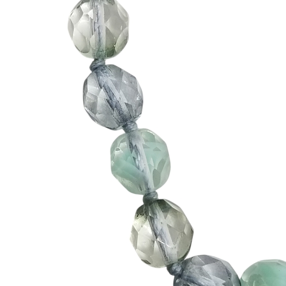 VINTAGE DAINTY BLUE, GREEN & CRYSTAL COLOR FACETED GLASS BEAD NECKLACE - Picture 5 of 7